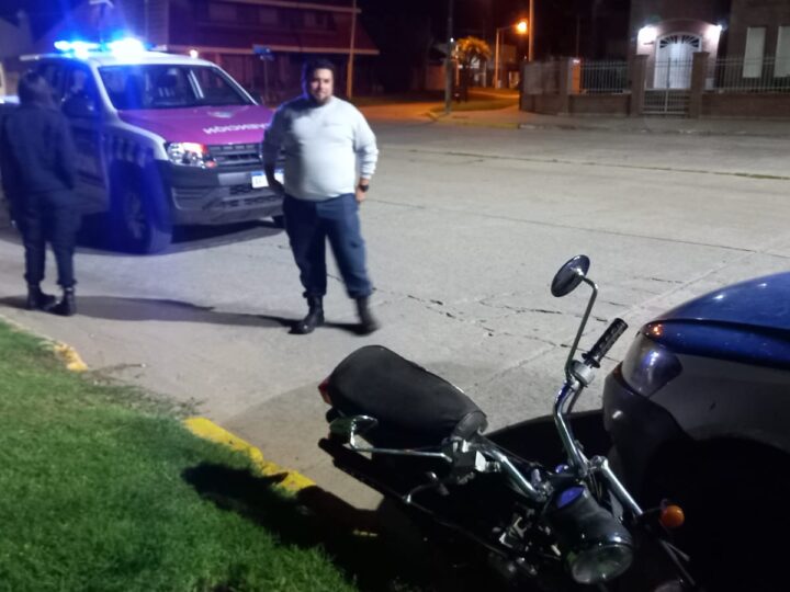 Otro rápido accionar de operador municipal sirvió para recuperar moto robada y prendas de vestir
