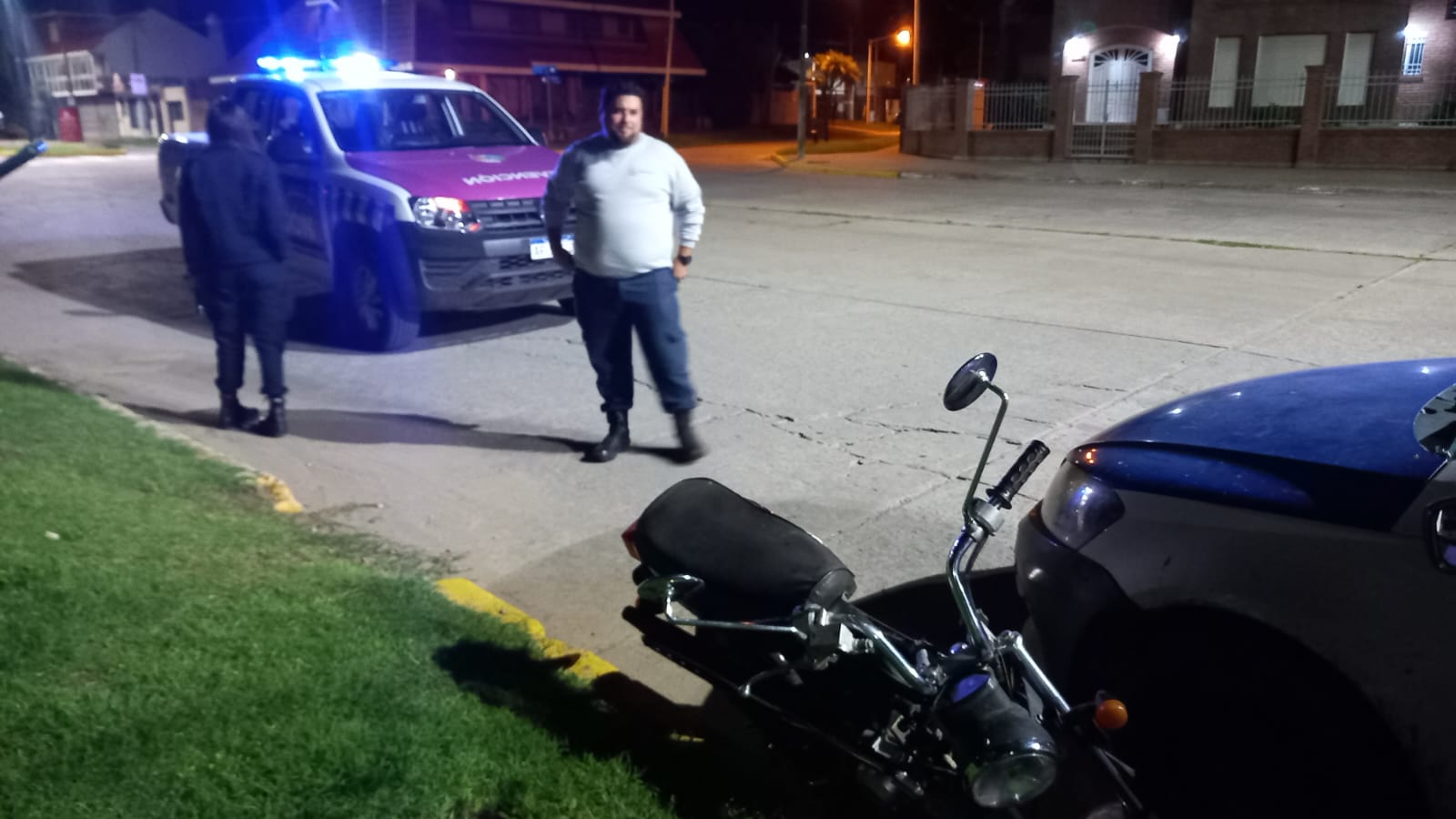 Otro rápido accionar de operador municipal sirvió para recuperar moto robada y prendas de vestir